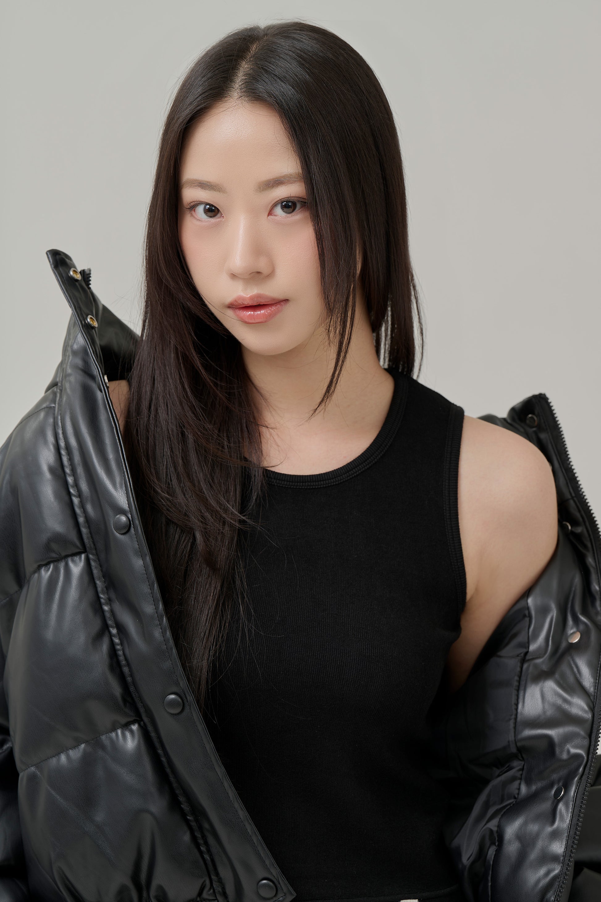 서스테이너블 웜 텐션 슬리브리스 탑 블랙