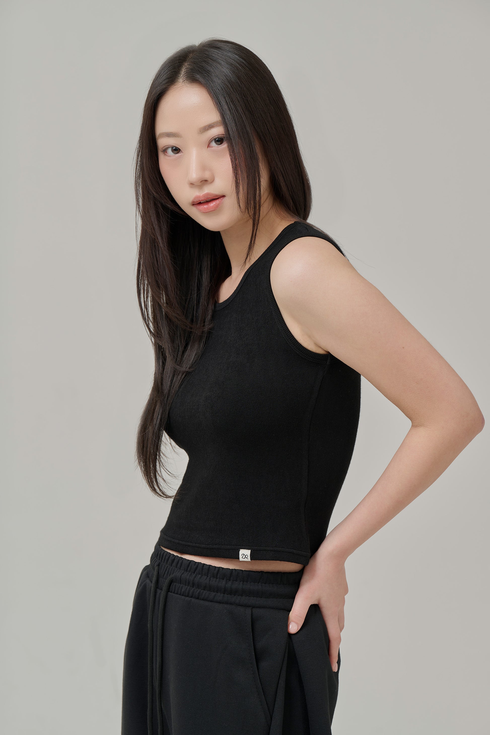 서스테이너블 웜 텐션 슬리브리스 탑 블랙