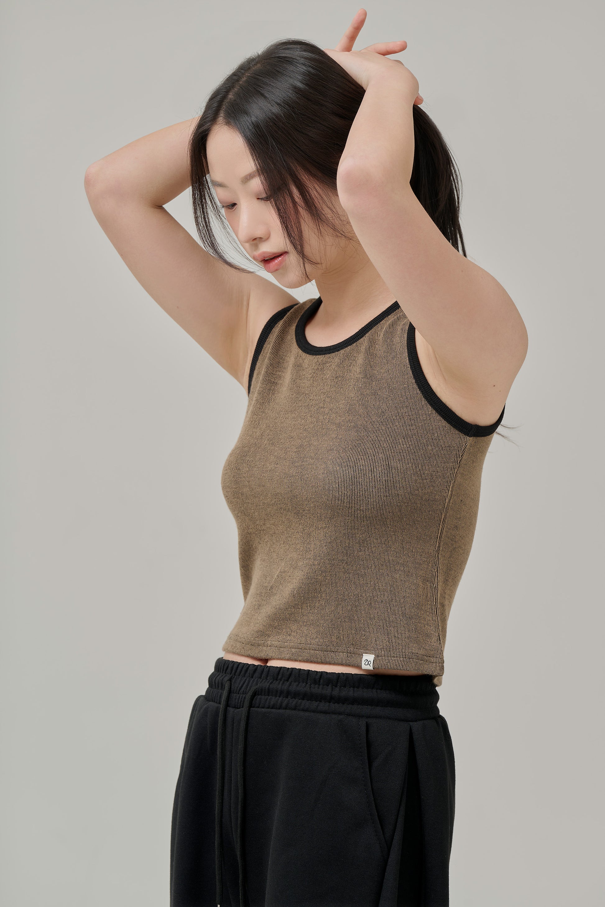 서스테이너블 웜 텐션 슬리브리스 탑 브라운