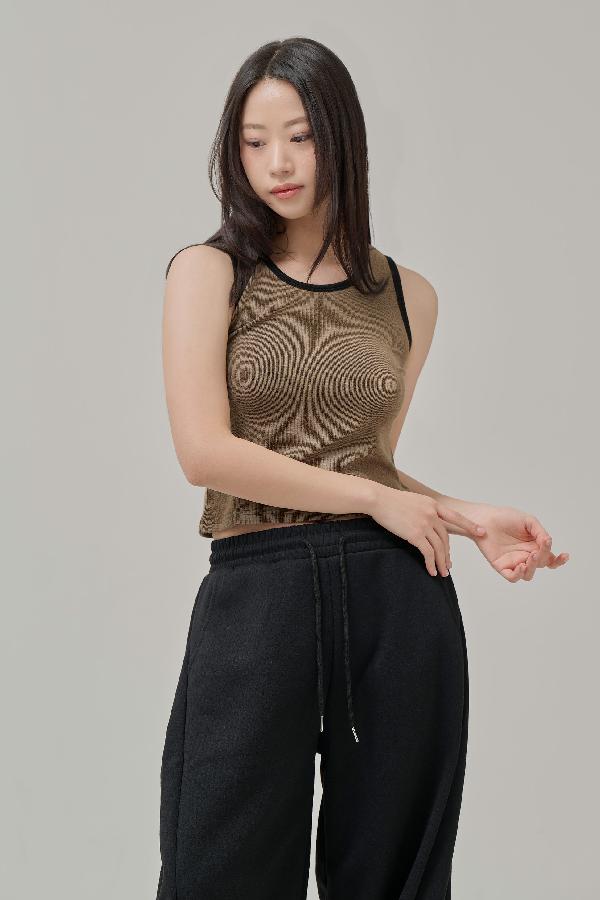 서스테이너블 웜 텐션 슬리브리스 탑 브라운