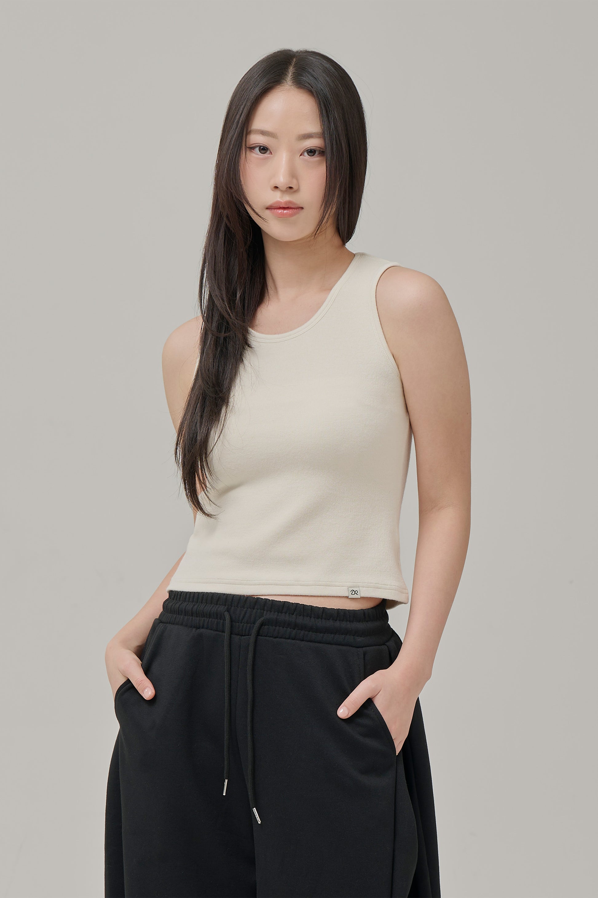 서스테이너블 웜 텐션 슬리브리스 탑 아이보리