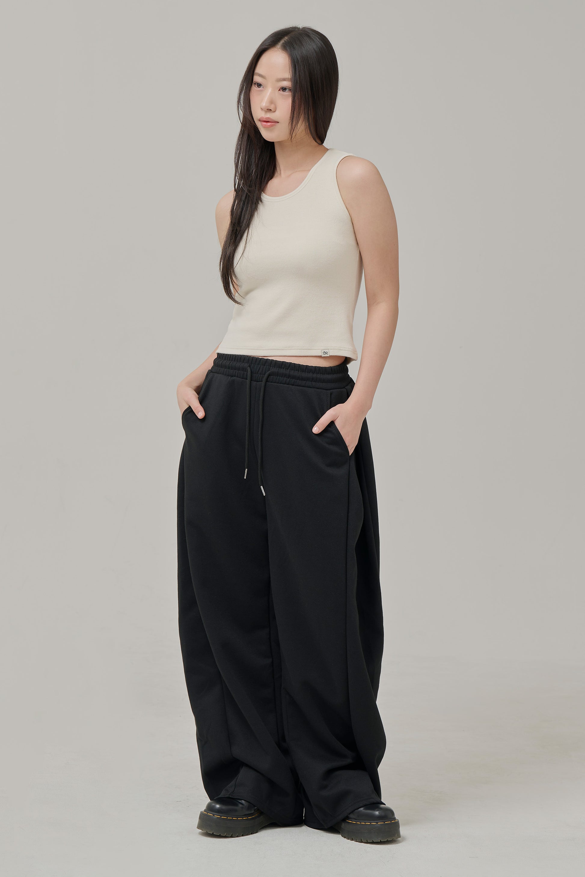 서스테이너블 웜 텐션 슬리브리스 탑 아이보리