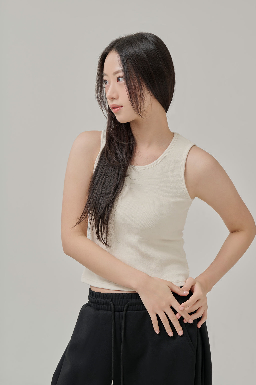 서스테이너블 웜 텐션 슬리브리스 탑 아이보리