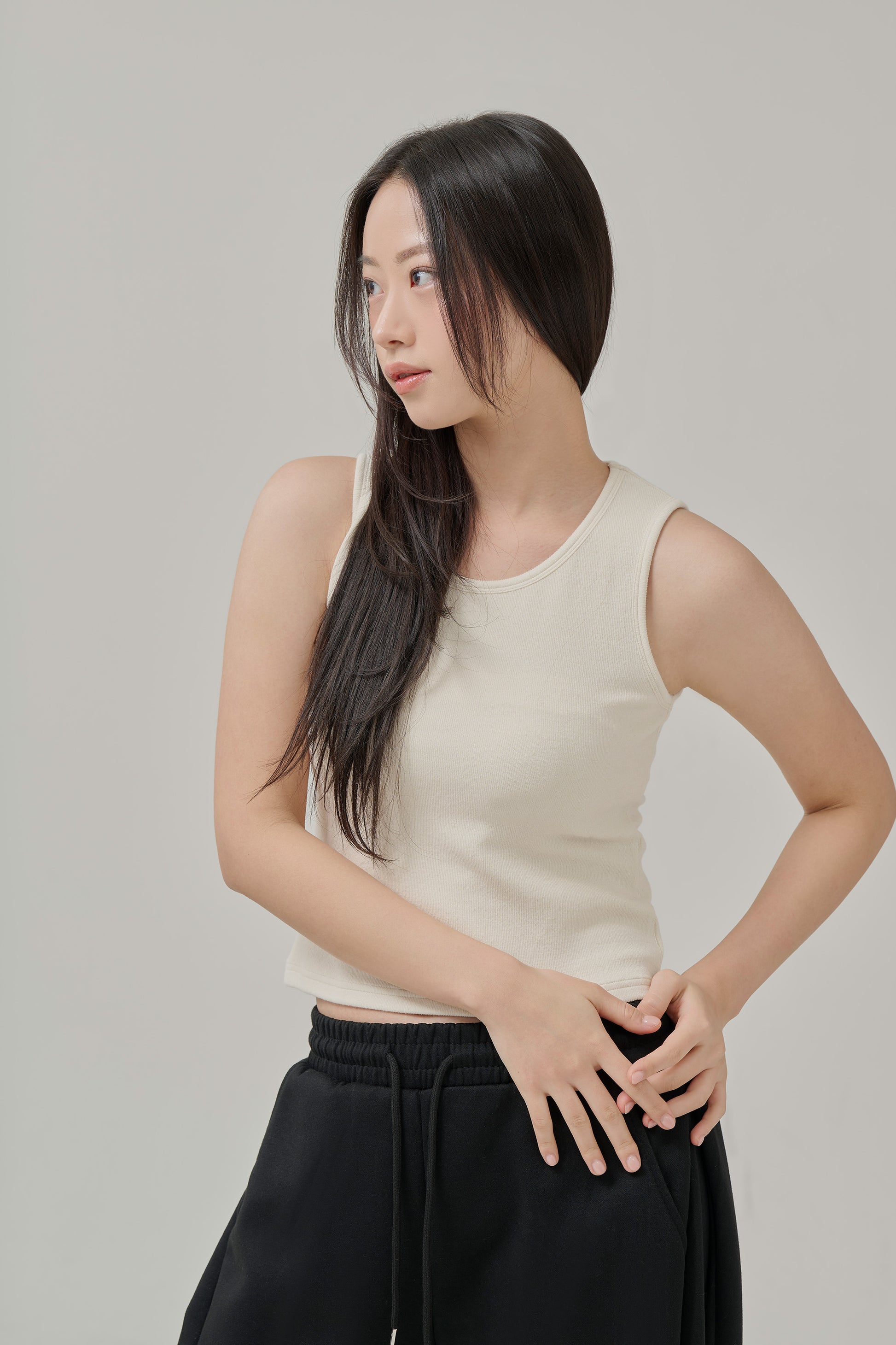 서스테이너블 웜 텐션 슬리브리스 탑 아이보리