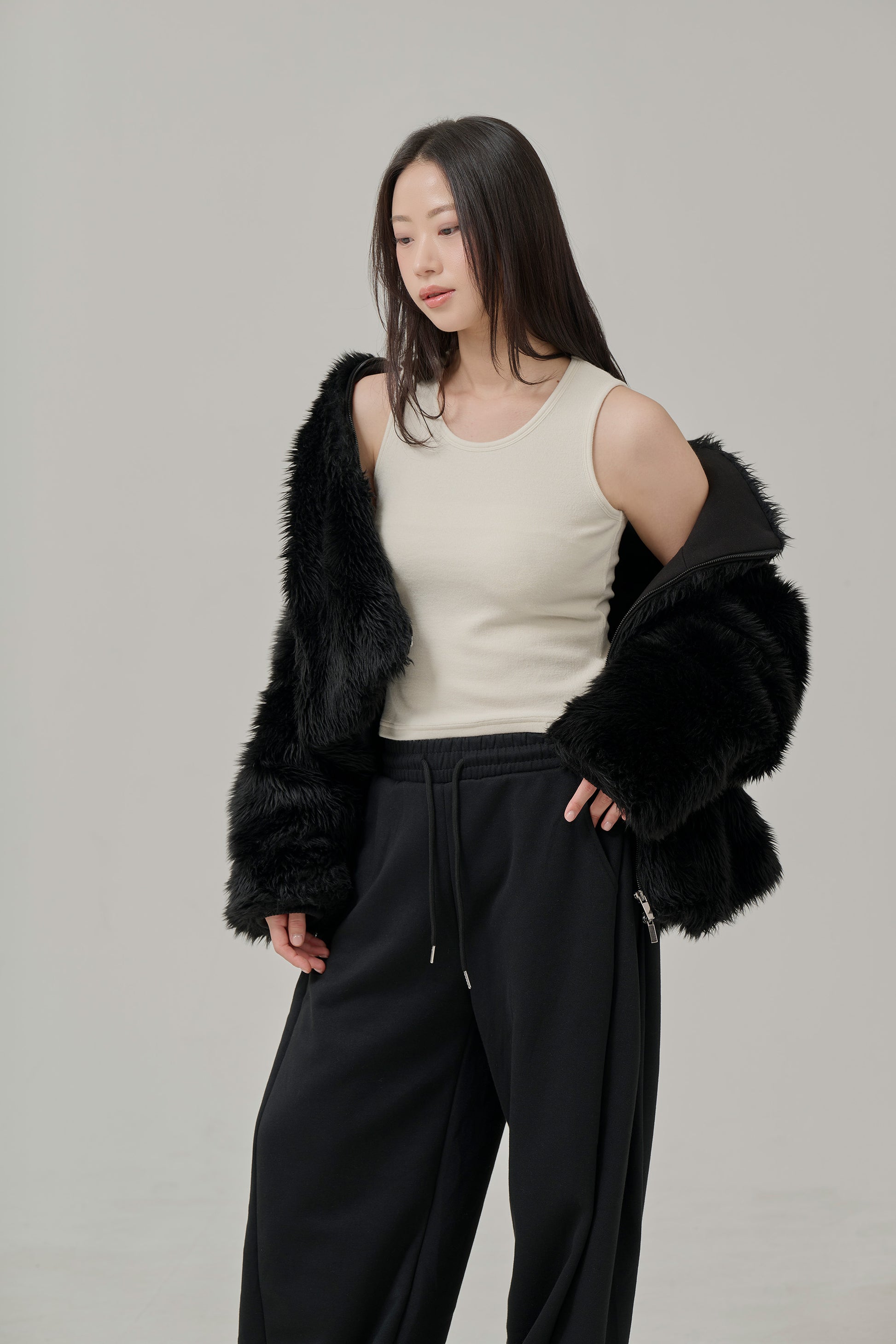 서스테이너블 웜 텐션 슬리브리스 탑 아이보리